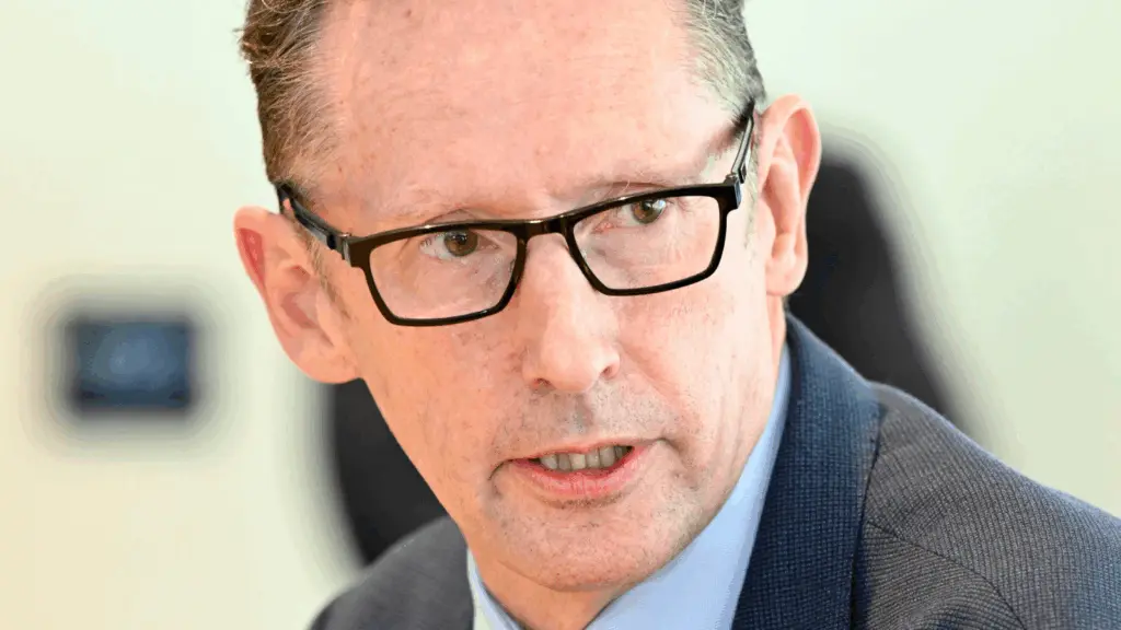 Instos to re-enter advice, SOAs scrapped in landmark reform package